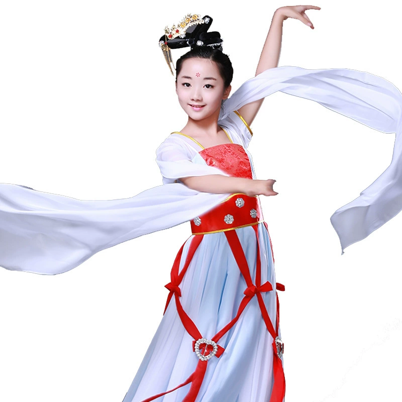 Новое платье-«Новый»? Перевод: The phrase likely: "New Flying Dance Server Water Sleeve Stage Children Chang'e costume clothing Fairy elegant classical performance service" needs translation maintaining product-like format: [Type] + [Brand] + [Model] + [Features]". But here no clear type. We'll produce: "Новое танцевальное костюм-платье для сцены для детей chang'e? Чанъэ" Hmm. We should translate as: