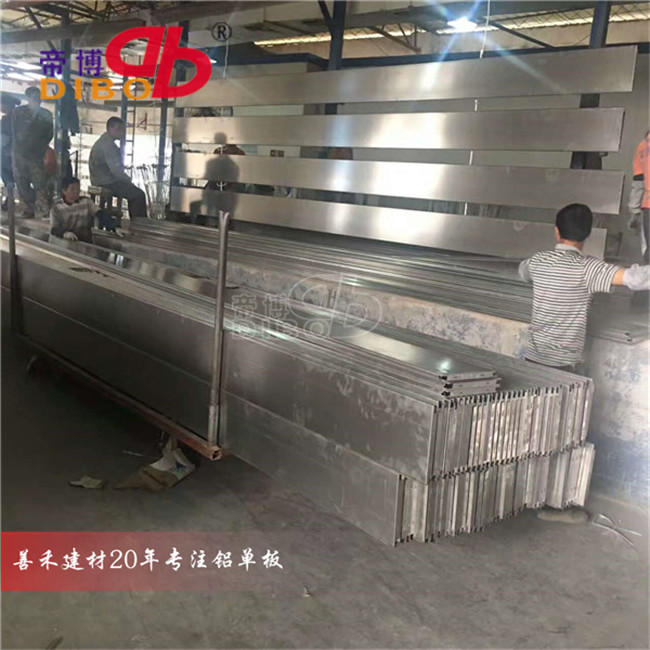 加油站防风铝条扣 办公楼铝天花铝扣板 广告牌U85条扣