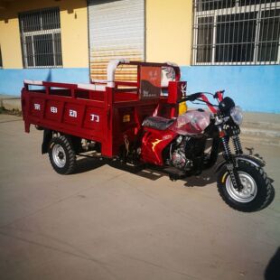 Zongshen Dynamic Fuel Fuel Трехколесный мотоцикл Бензин представляет собой трехколесное грузовое грузовое ковш.