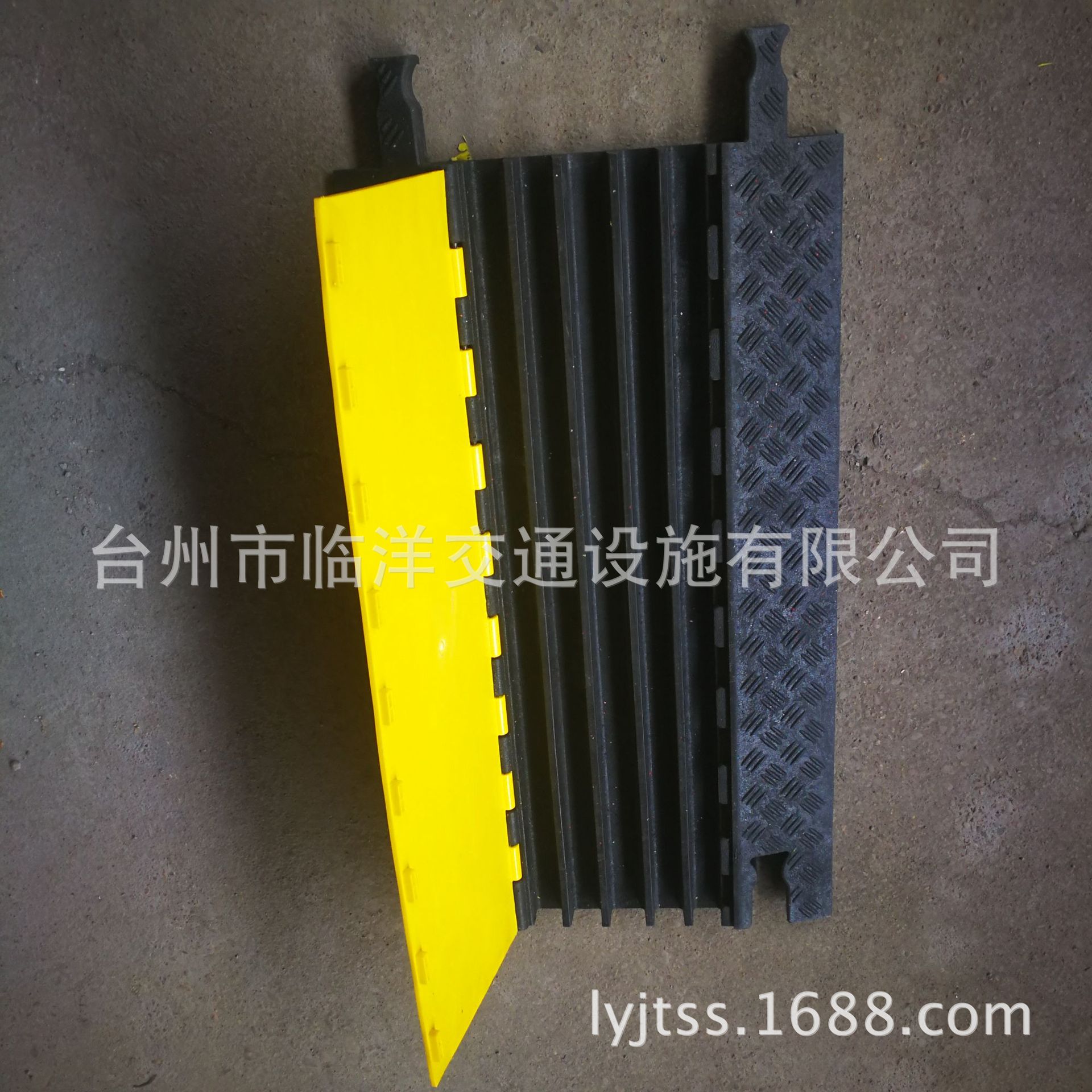 厂家供应橡塑减速带五线槽舞台铺线板穿线板舞板道路交通设施舞板