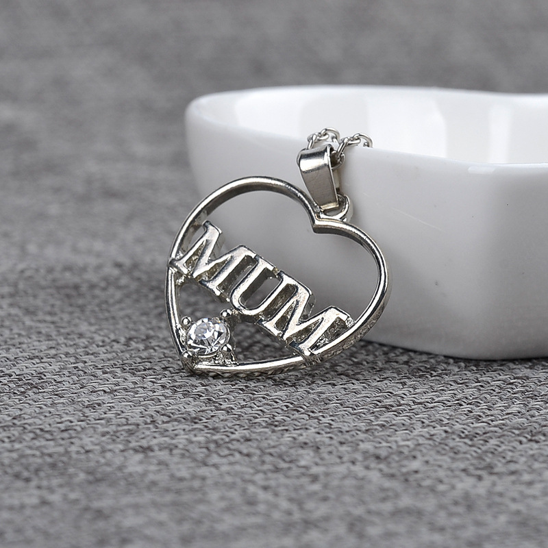 Neue Muttertagsgeschenke Für Mama Hollow Diamond Love-förmige Legierung Halskette Zubehör display picture 4