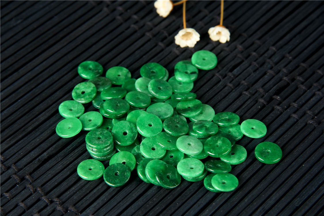 伟德国际翡翠手持配什么隔片好-翡翠手持配什么隔片好一点