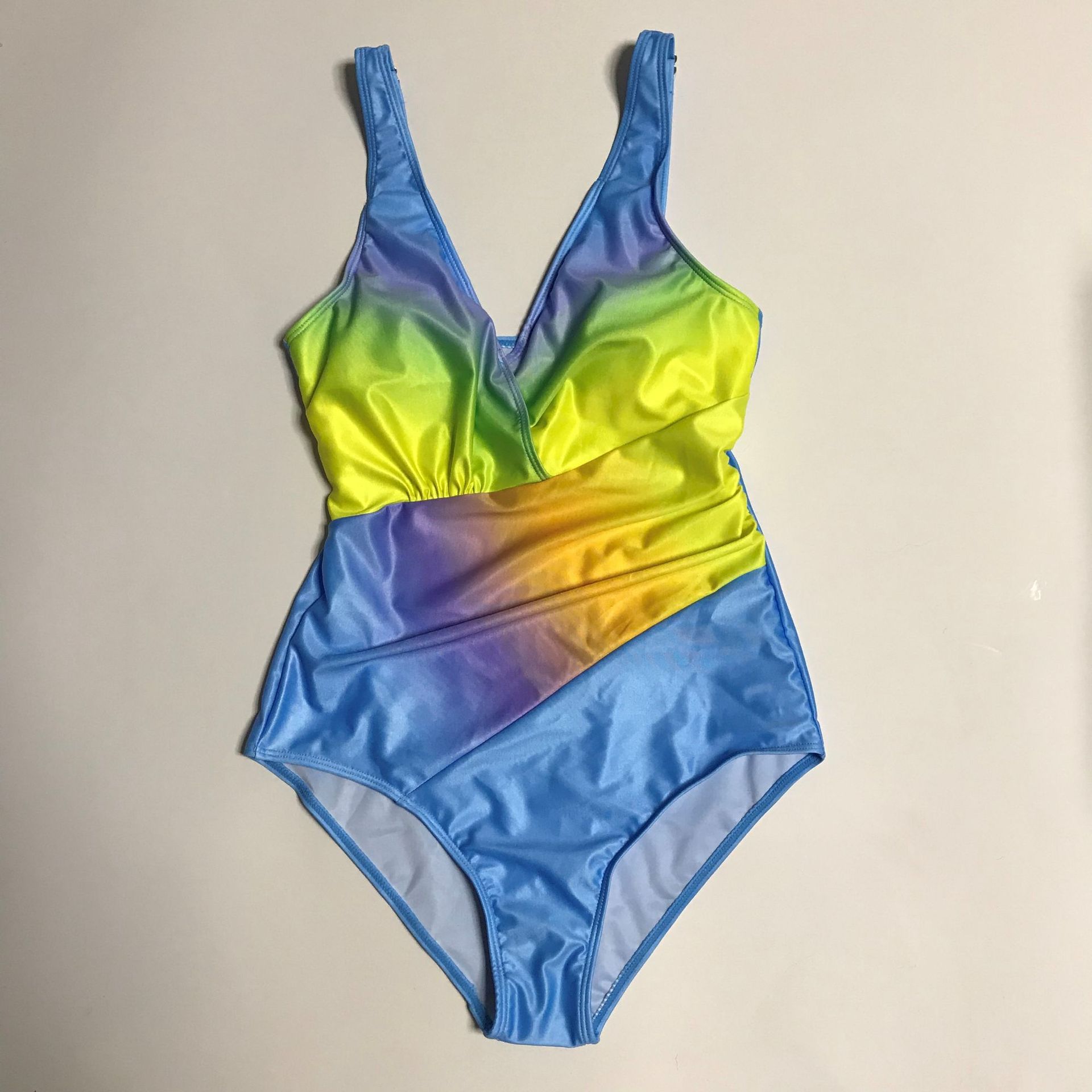 Traje de baño de una pieza de color degradado de arco iris de moda