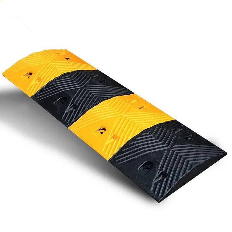 线槽减速带 人字形5cm减速带 橡胶减速垫 橡胶减速带 减速垄 减速