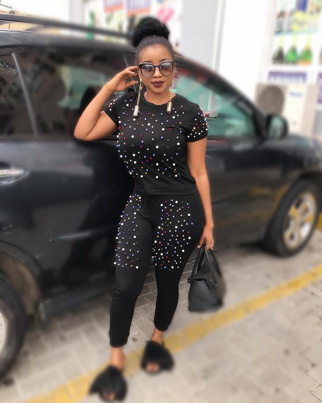 37006105_220206448700944_48198