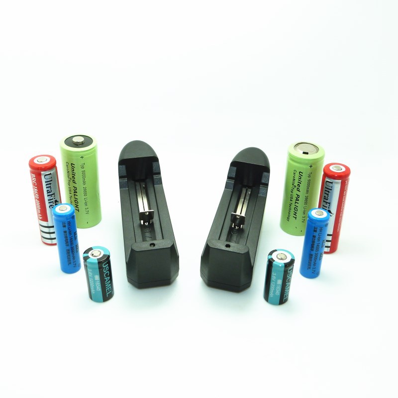 3.7V锂电池充电器  18650万能充 手电筒头灯座充 正反可充 美欧规