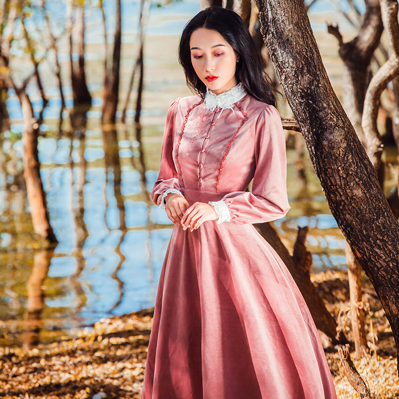 2018秋冬新款宫廷复古修身绣花立领丝绒长袖大摆连衣裙文艺学院风