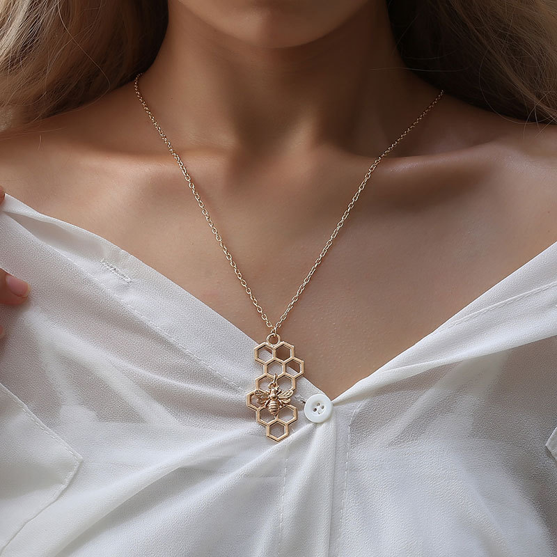 Necklace Fashion Simple Honeycomb Honeycomb Pendant Small Bee Insect Necklace Ladies Clavicle Chain Wholesale display picture 2