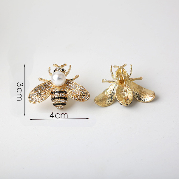 Three dimensional brooch