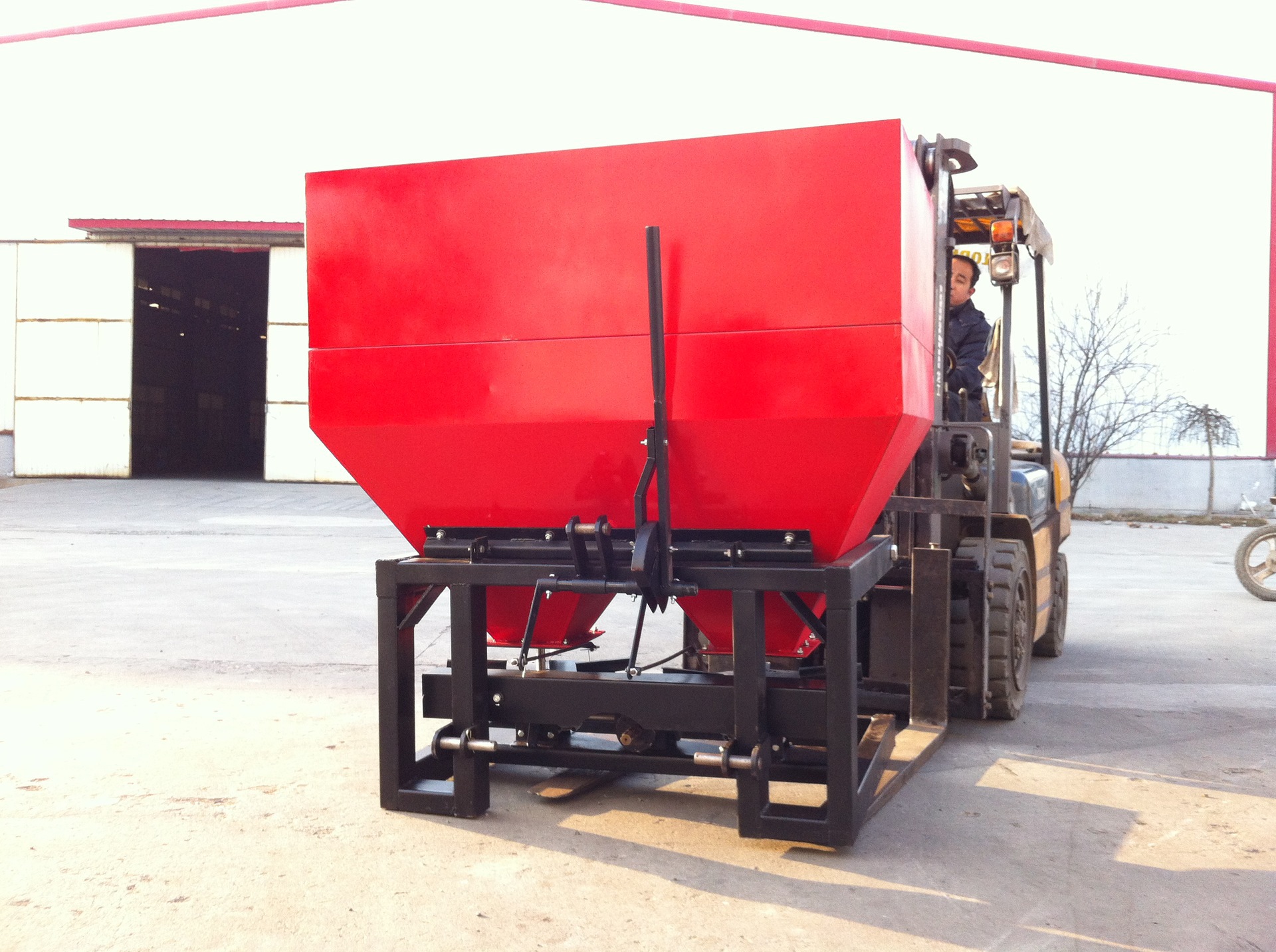 定制撒播机   单双盘撒播机  撒播机工作视频  农用施肥机