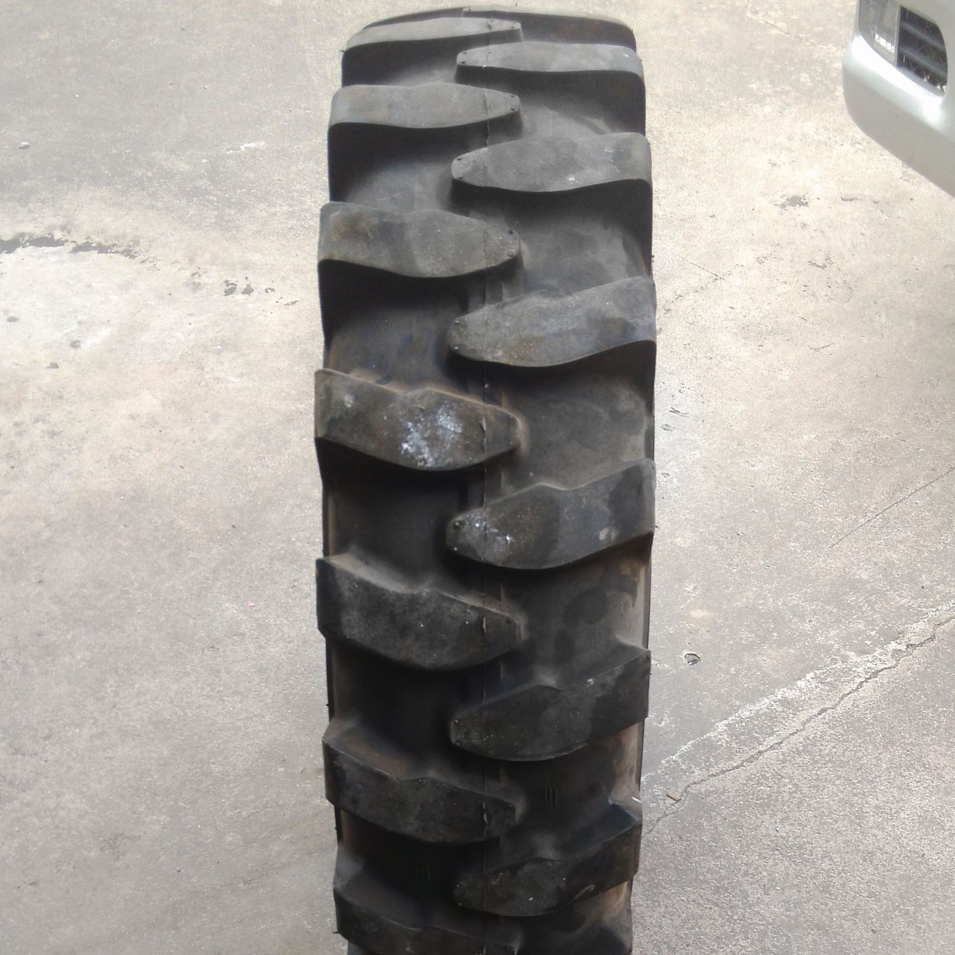 厂家供应10.00-20 深花纹矿用轮胎1000-20耐磨防滑加厚