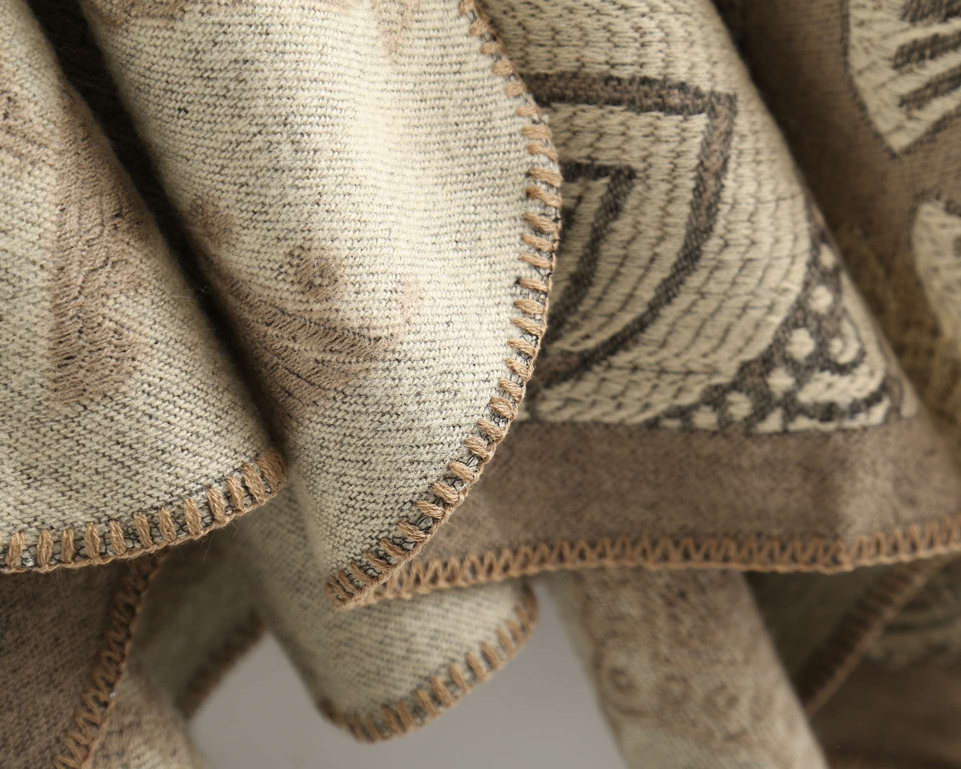 Modischer Schal aus Plüsch mit Blumen in Volltonfarbe und 3D-Floating-Gefühl_voghion.com