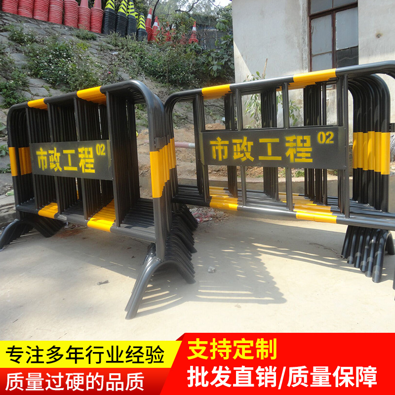 厂家生产铁马护栏移动铁马护栏临时道路护栏黄黑红白铁马护栏现货