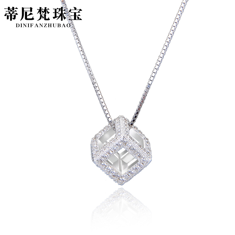 S925 collar cuadrado de plata de ley Luz de las mujeres diseño de nicho de lujo de alto grado temperamento tridimensional cubo colgante Cadena de clavícula