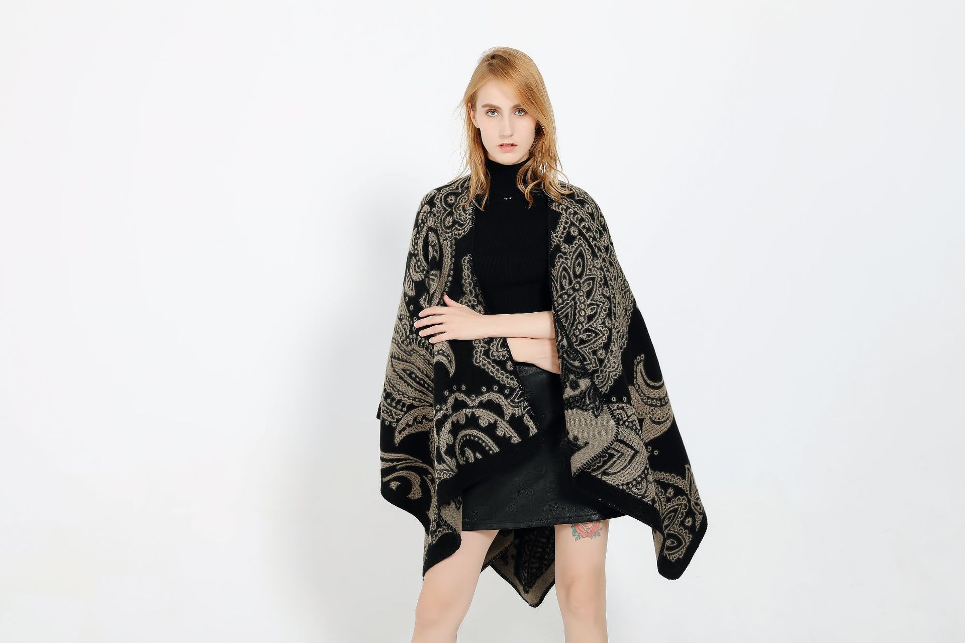 Modischer Schal aus Plüsch mit Blumen in Volltonfarbe und 3D-Floating-Gefühl_voghion.com