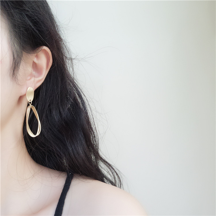 不规则圆形复古哑光金耳钉