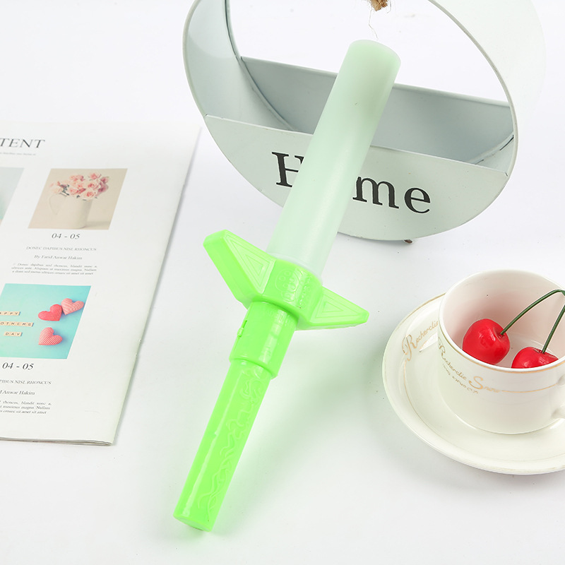 Fábrica directa de emisión de luz de juguete espada creativa de cuatro secciones palo de color palo telescópico LED Flash Stick puesto de suministro