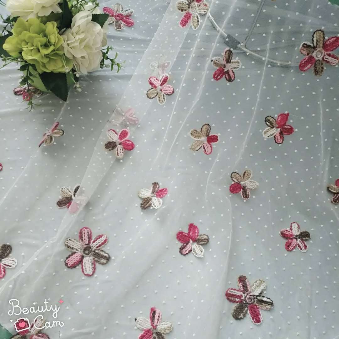 新款无弹网眼布剪线点点冰岛毛线大小五瓣花刺绣 童装 连衣裙面料