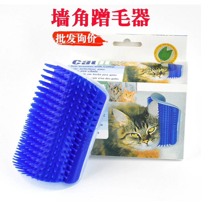 Кошки используют угловую массажную щетку, чтобы зафиксировать Угловое втирающее устройство, чтобы протереть щётку от зуда.
