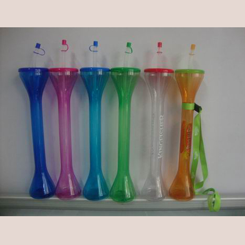 厂家供应新款创意异形带吸管一次性塑料杯yard glass长颈水壶