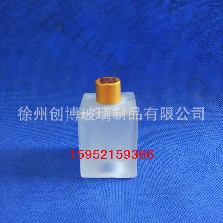 厂家供应高白玻璃瓶健保酒瓶 磨砂酒瓶 50ml小酒瓶玻璃瓶配套瓶盖