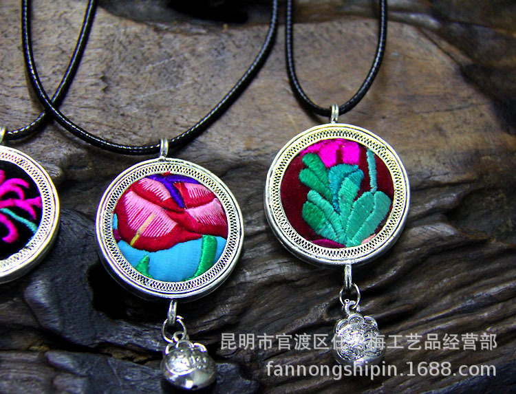 圆形绣花吊坠