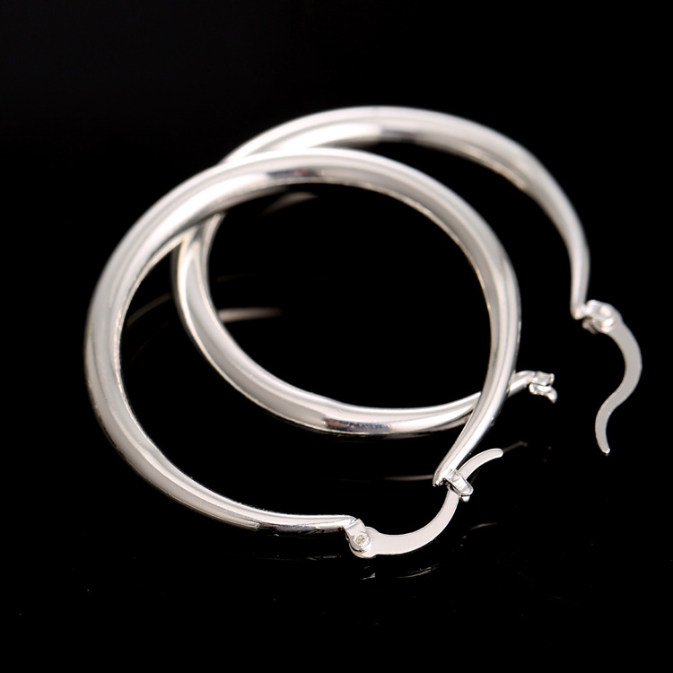 Silver pointed spike labret stud material detail