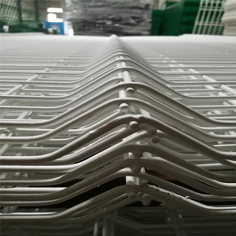 广州厂家现货三角折弯护栏 公园小区围栏栅栏 折弯桃型柱护栏网