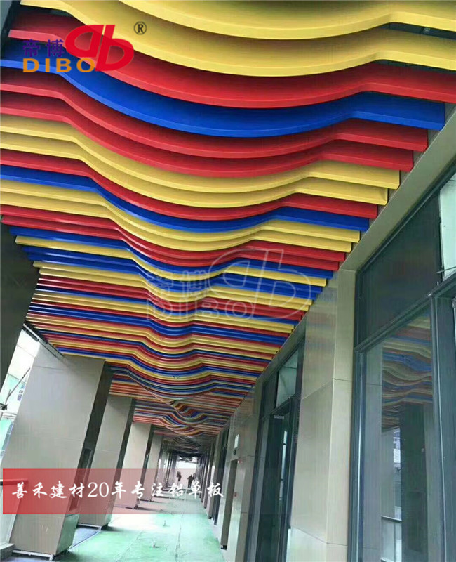 木纹铝方通弧形吊顶 铝板焊接弧形铝方通