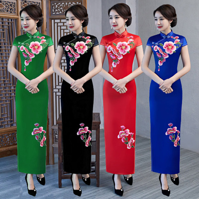 Shows the Red Green Royal blue flowers Chinese dress costumes vogue of new fund of  middle-aged and old party etiquette cheongsam stage long