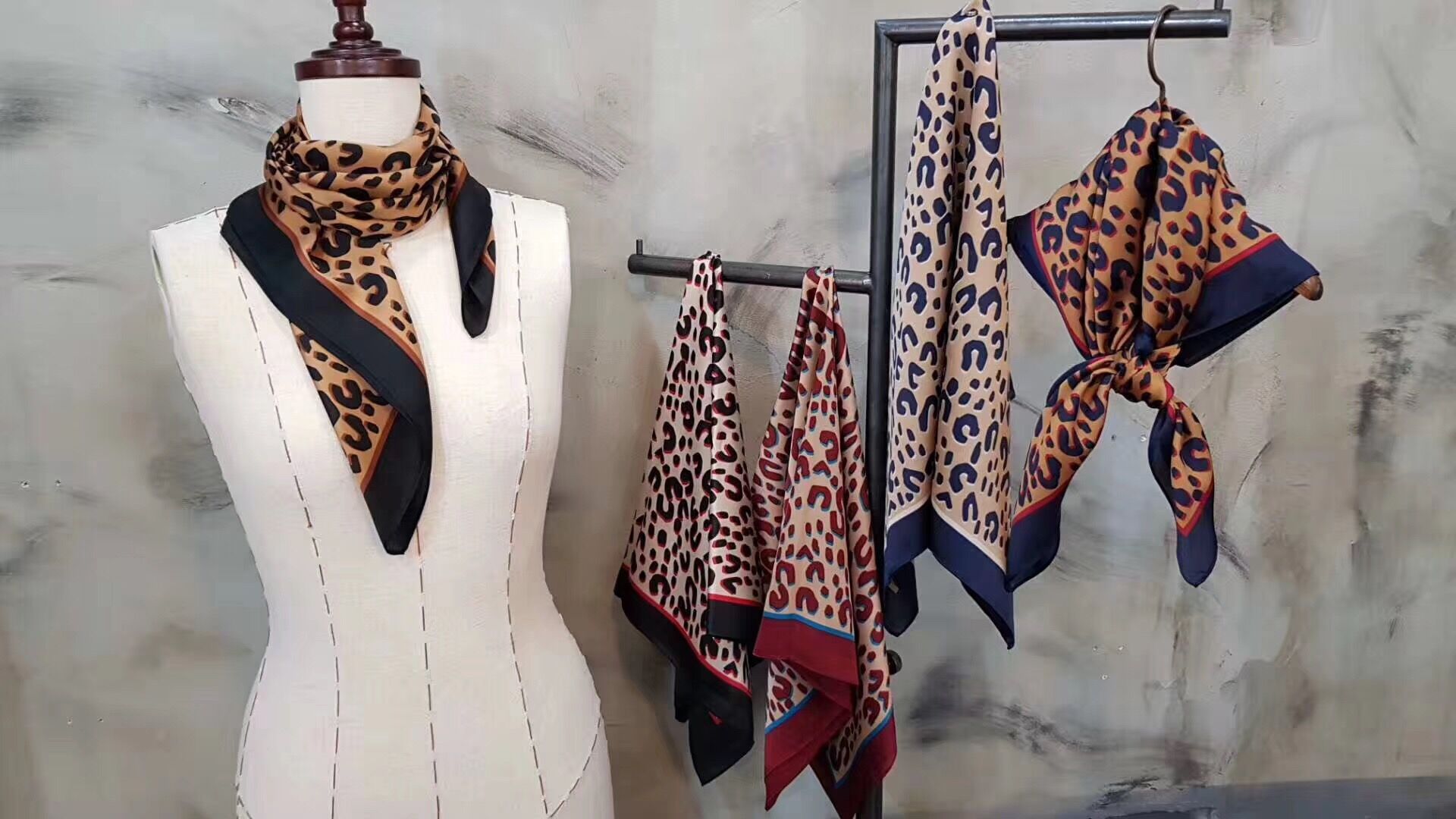 Women's Simple Style Streetwear Leopard Satin Printing Silk Scarf display picture 9
