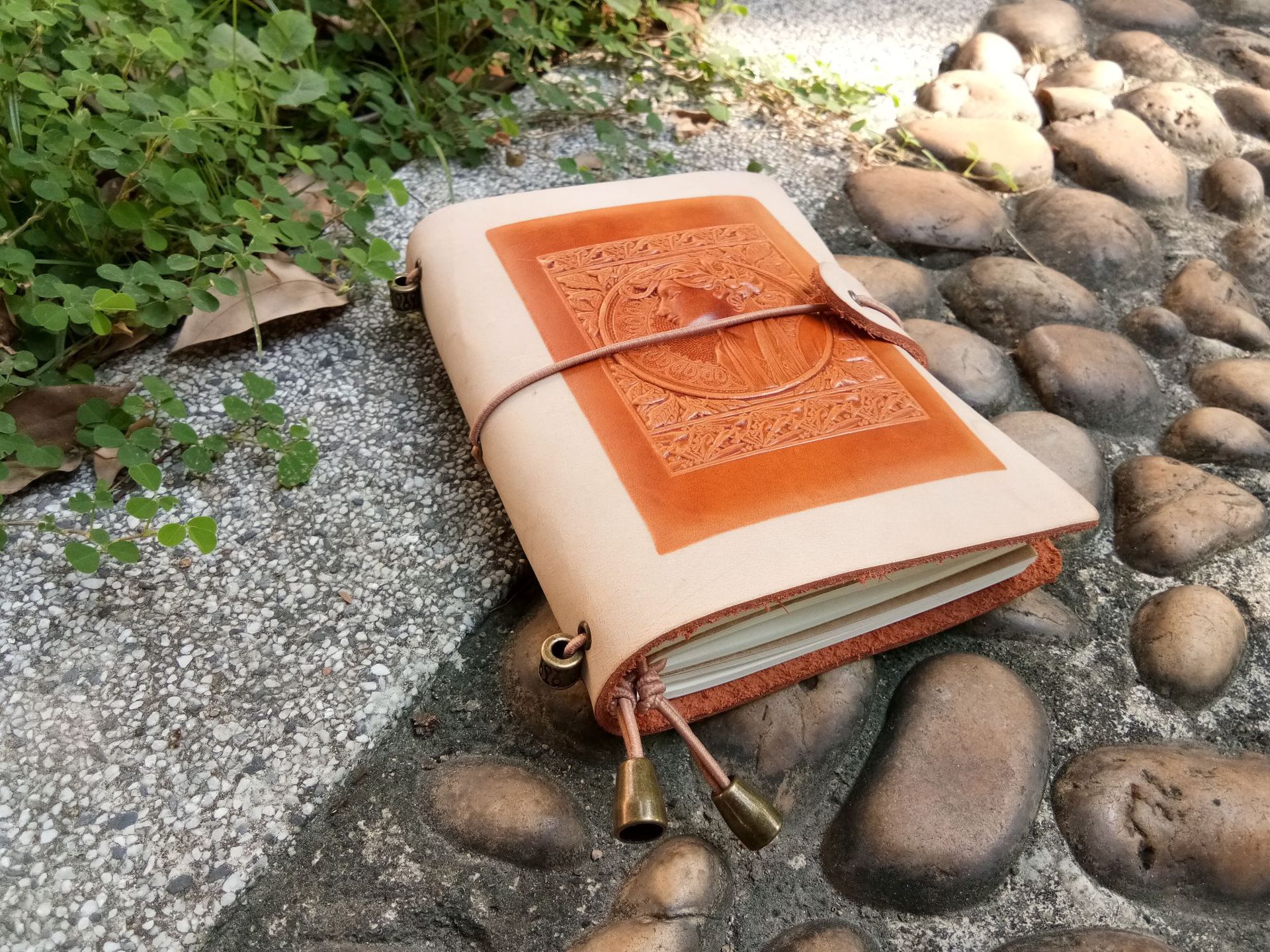 文/真皮笔记本厂家--唐风皮具李富序
自去年年底,到放完年假回来上班,一直以...