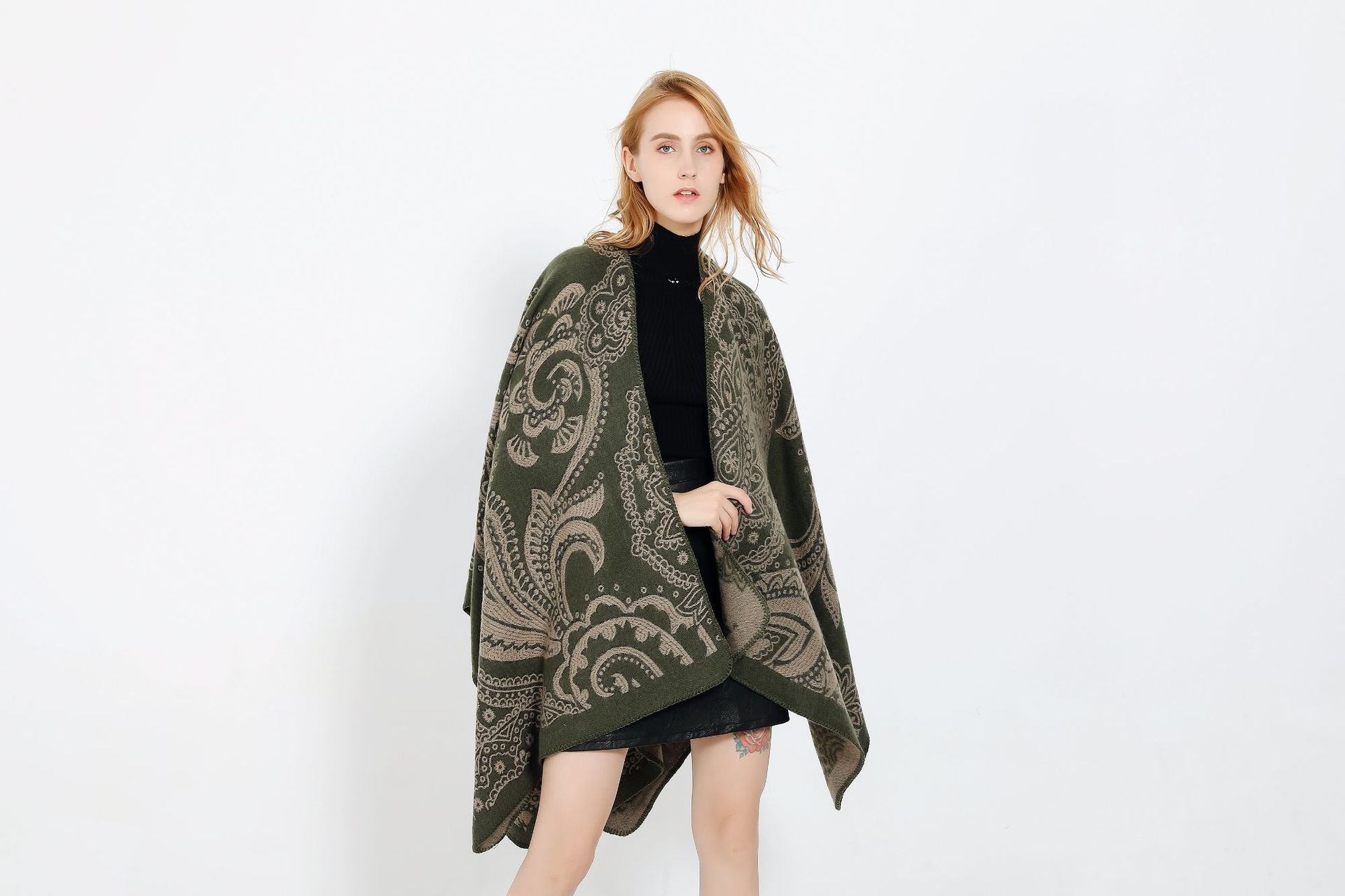 Modischer Schal aus Plüsch mit Blumen in Volltonfarbe und 3D-Floating-Gefühl_voghion.com