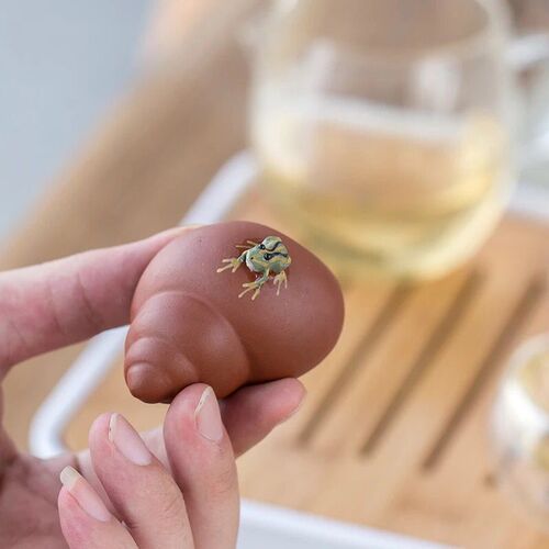 Factory direct sales snail hand-sprayed purple sand small tea pet mini ornaments handle piece can be used to grow tea and play tea ceremony accessories