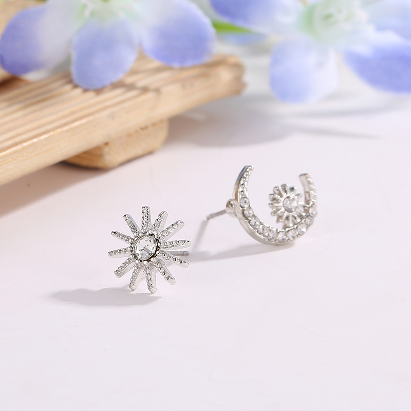 New Korean Star And Moon Earrings Cute Star Moon Diamond Asymmetric Earrings display picture 6