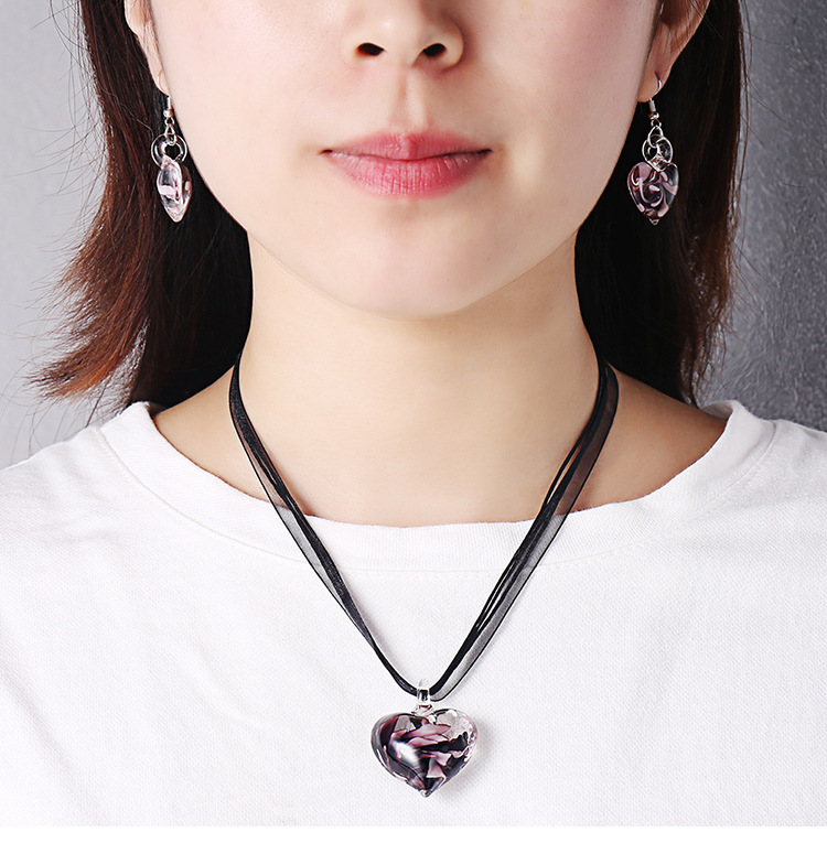 Collana con ciondolo a cuore in vetro e nastro alla moda_voghion.com