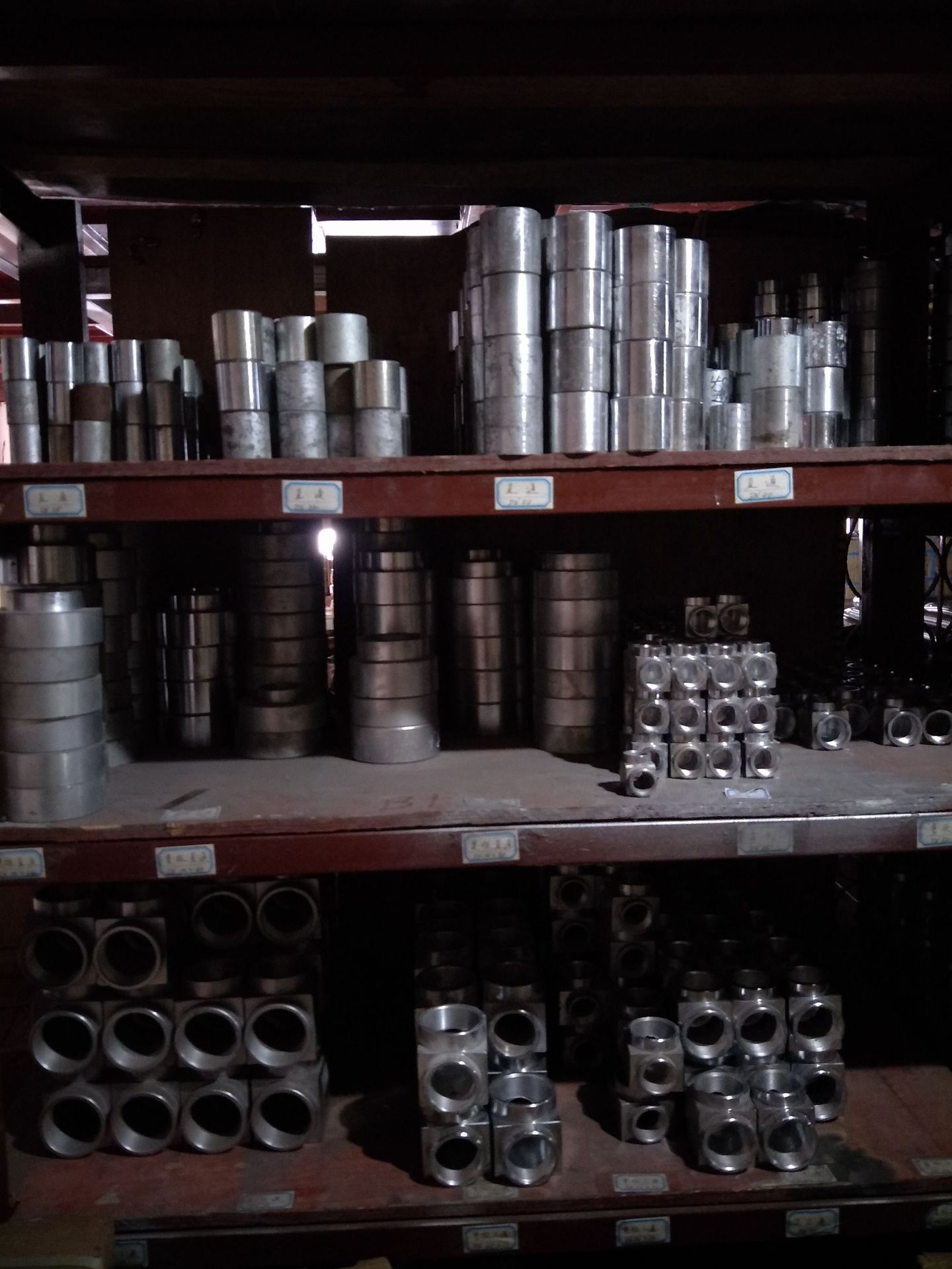 大量供应气体灭火管件  、七氟丙烷无feng钢管、质量好！