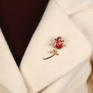 [欧美时尚镶钻水晶宝石胸针 玫瑰花形状配饰 简约气质花型别针批发]