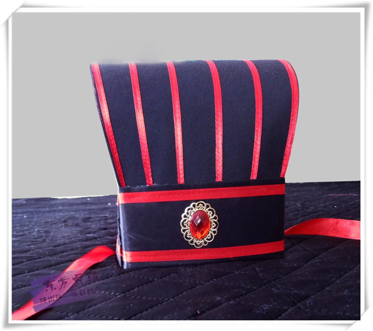 Бегущий человек ест сахарную игру с той же шляпой реквизит древнего императора