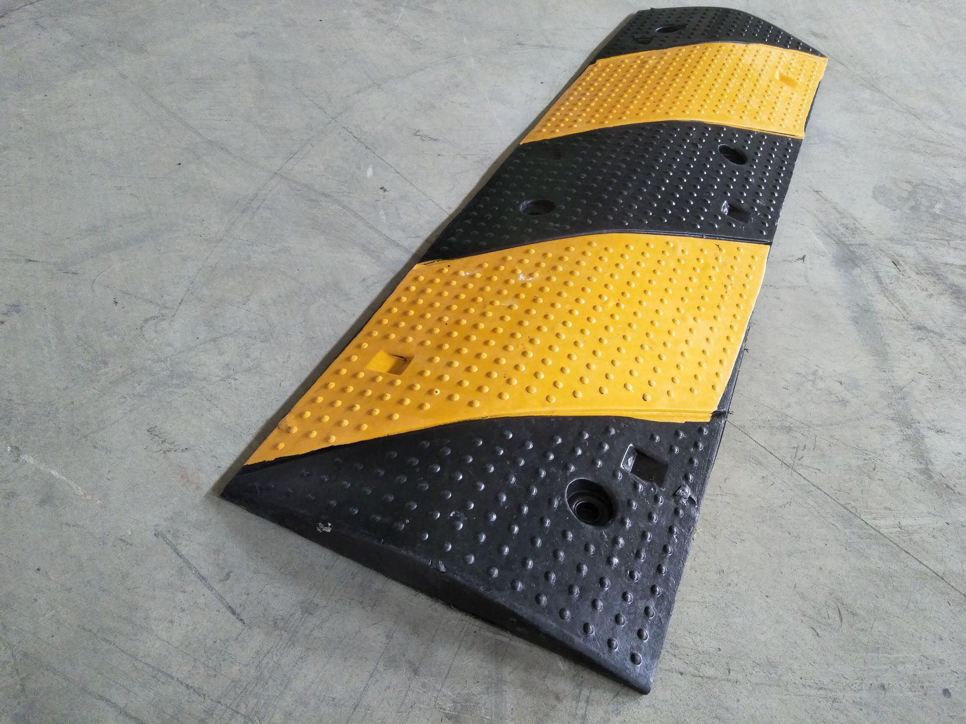 橡胶减速带坡道公路道路减速板汽车停车斜坡缓冲带减速垄厂家供应-阿里巴巴