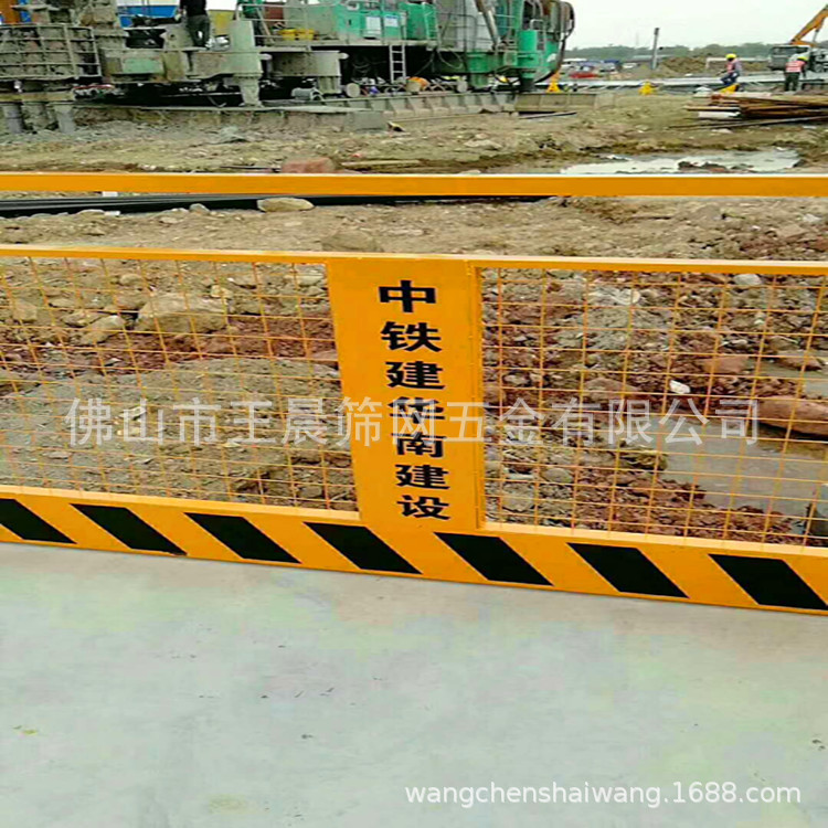 厂家施工升降机安全电梯门井口防护门 现货电箱防护棚 钢筋加工棚