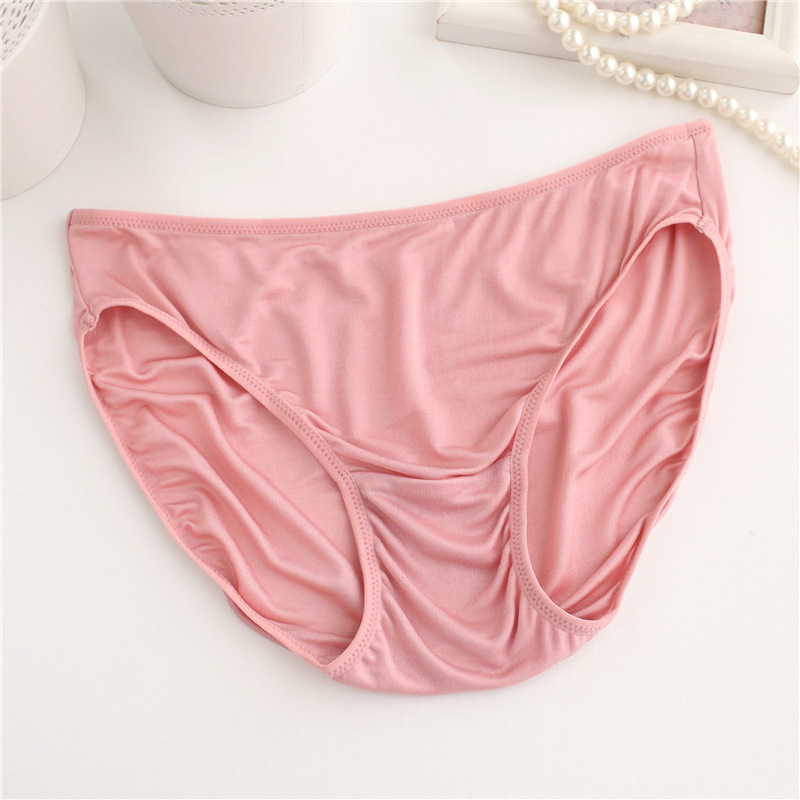 绢糸の女性の下着の薄いタイプの低い腰の三角の半ズボンはシルクの下着の快適な通気性の無痕の半ズボンを編みます。