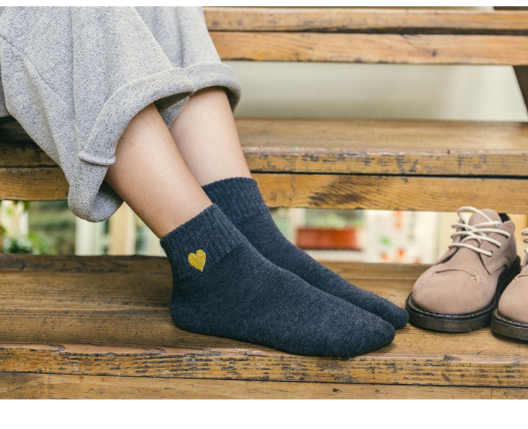 Calcetines nuevos de otoño e invierno con bordado de amor de hilo dorado, calcetines de algodón para mujer, calcetines de tubo medio bordados de entrepierna alta para mujer_voghion.com