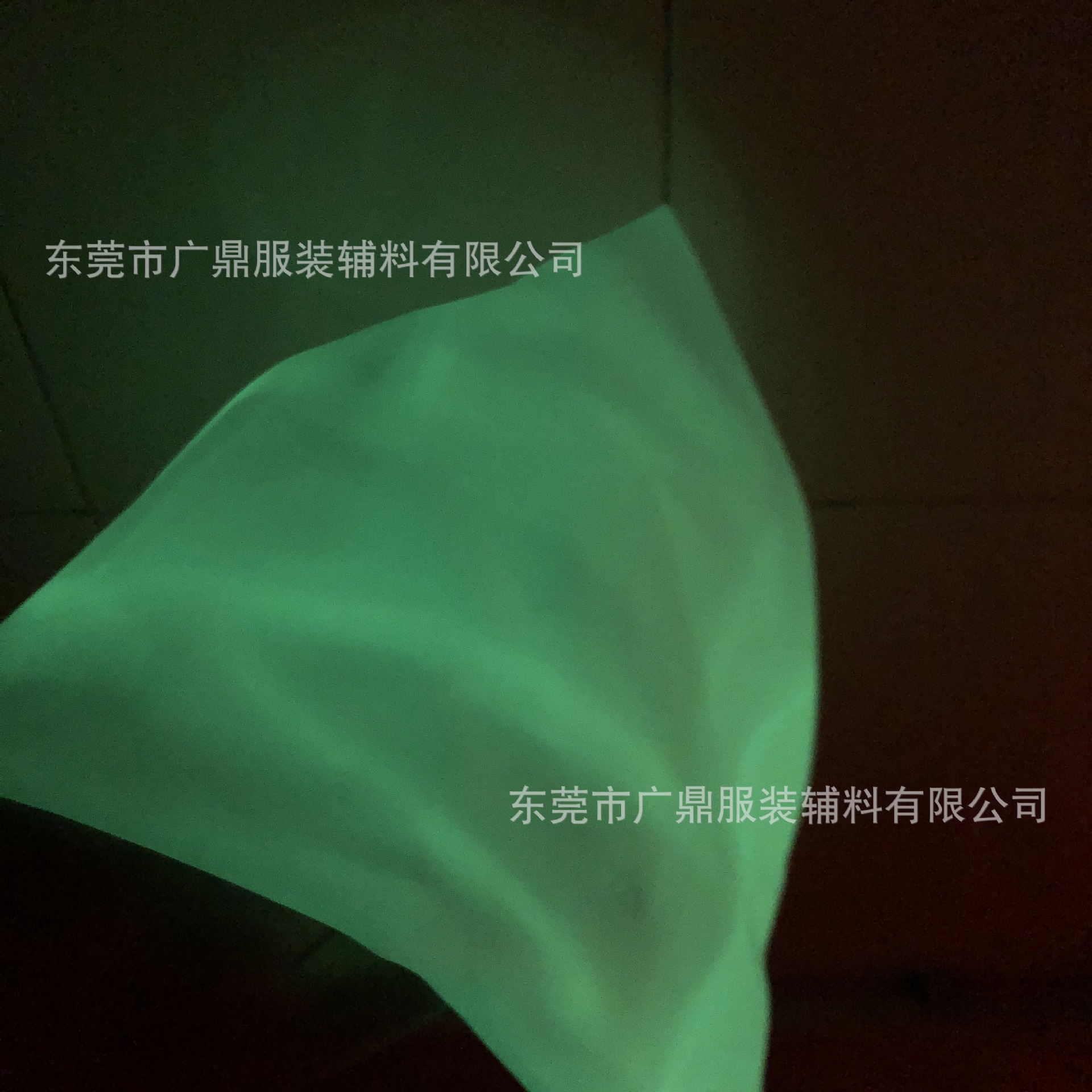 厂家直销夜光布潮流新款发光持续时间长夜光涤纶发光蓄光布料-阿里巴巴