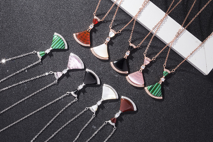 Elegant Simple Style Dresses Sterling Silver Plating Inlay Rhinestones Agate Shell Pendant Necklace display picture 1