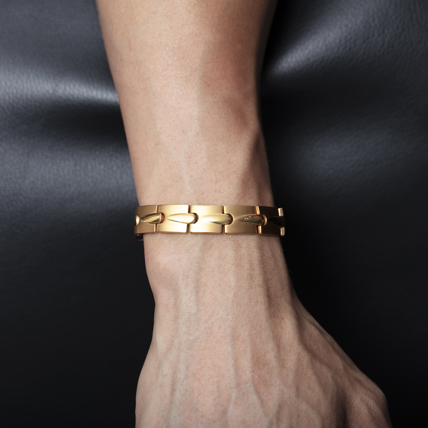 跨境电商货源 不锈钢间金磁石手链 能量手链首饰 钛钢男士饰品