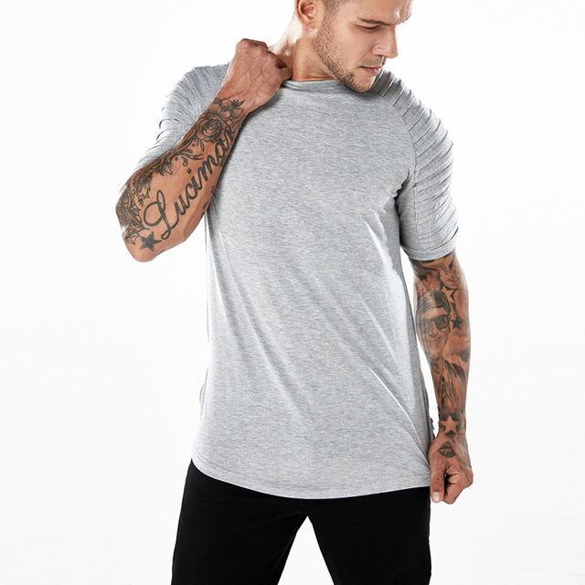 Fashion men’s T-shirt with simple shoulder sleeve wrinkles 