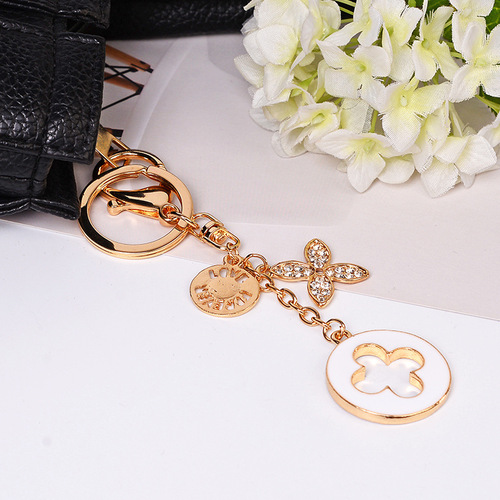 Fashion new creative four-leaf clover keychain metal diamond car pendant advertising gift girl bag pendant