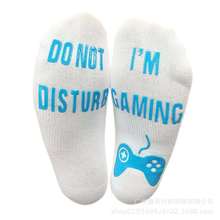 亚马逊DO NOT DISTURB I'M GAMING 字母提花中筒棉休闲袜子