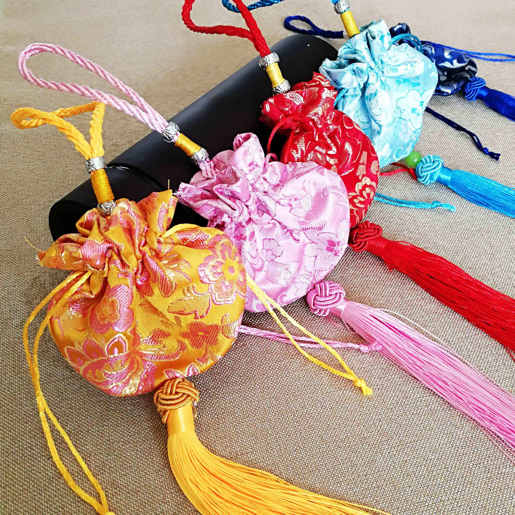 Multicolor circular Pull-out gift Pendants Sachet Wardrobe automobile Take it with you Wear Sachet Pendant